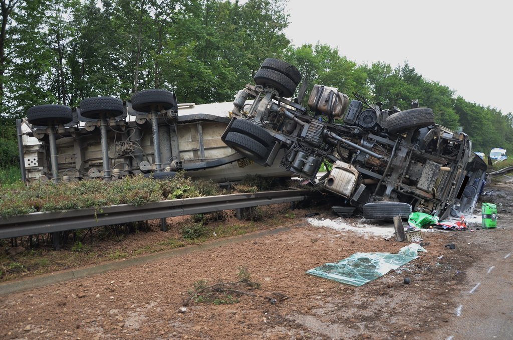 LKW umgestuerzt A 1 Rich Saarbruecken P004.JPG